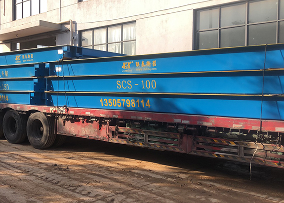 一大掛吊車到現(xiàn)場，等待吊機現(xiàn)貨