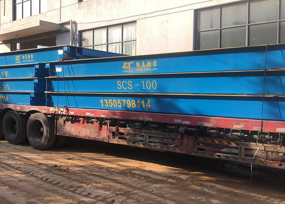 一大掛吊車(chē)到現(xiàn)場(chǎng)，等待吊機(jī)現(xiàn)貨